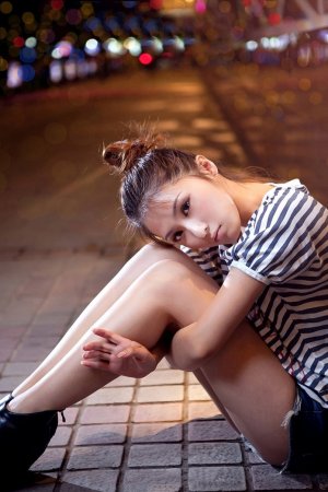 邻居少妇的秘密？30岁少妇的无奈与挣扎！
